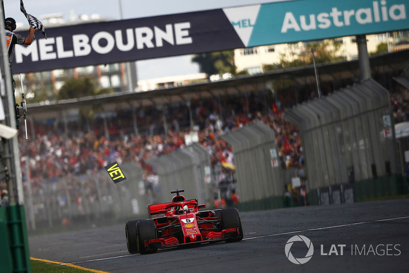 Sebastian Vettel, Ferrari SF71H, prende la bandiera a scacchi e conquista la vittoria, mentre cade un pezzo di una tabella Ferrari