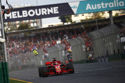 Sebastian Vettel, Ferrari SF71H, toma la bandera a cuadros para la victoria cuando se suelta una pie