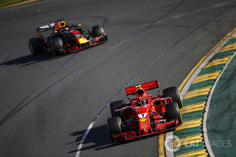 Kimi Raikkonen, Ferrari SF71H, delante de Daniel Ricciardo, Red Bull Racing RB14 Tag Heuer