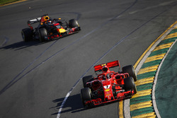 Kimi Raikkonen, Ferrari SF71H, delante de Daniel Ricciardo, Red Bull Racing RB14 Tag Heuer