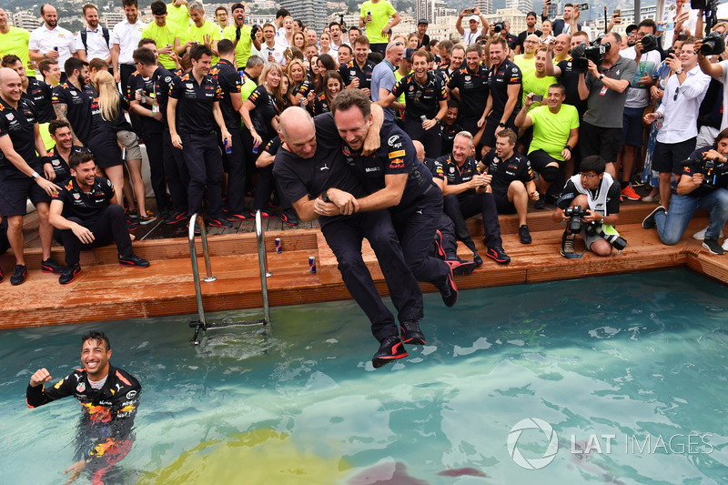 A Red Bull fergeteges monacói medencés partija