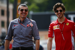 Guenther Steiner, Team Principal, Haas F1, e Antonio Giovinazzi, pilota sviluppatore Ferrari