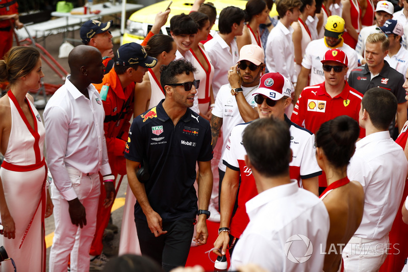 Daniel Ricciardo, Red Bull Racing, Marcus Ericsson, Sauber, Lewis Hamilton, Mercedes AMG F1, Kimi Raikkonen, Ferrari y Kevin Magnussen, Haas F1 Team, caminan entre los modelos promocionales de Tag Heuer