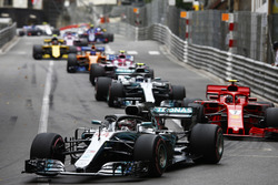 Lewis Hamilton, Mercedes AMG F1 W09, voor Kimi Raikkonen, Ferrari SF71H en Valtteri Bottas, Mercedes AMG F1 W09