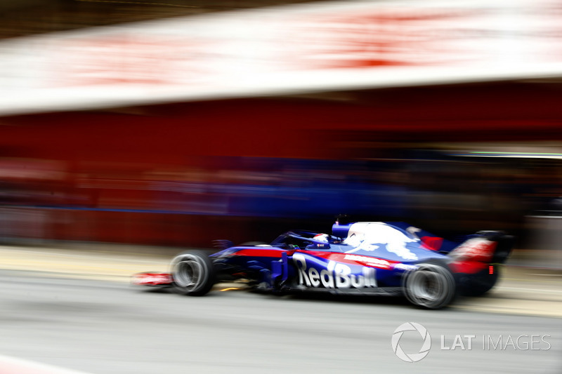 Pierre Gasly, Scuderia Toro Rosso STR13, pit stop action