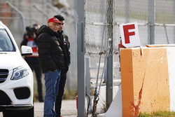 Niki Lauda, Non-Executive Chairman, Mercedes AMG F1, Pascal Wehrlein watch from trackside