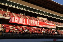 Fans y banderas de Michael Schumacher