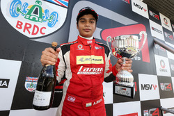 3. yarış podyum: Yarış galibi Arjun Maini, Lanan Racing