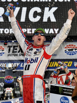 Race winner Kevin Harvick, Stewart-Haas Racing Ford