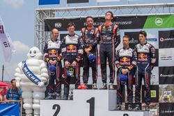 Podio: i vincitori Thierry Neuville, Nicolas Gilsoul, Hyundai Motorsport, al secondo posto Elfyn Evans, Daniel Barritt, M-Sport