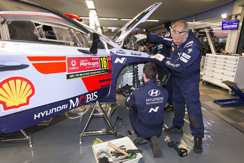 Hyundai Motorsport mechanic at work