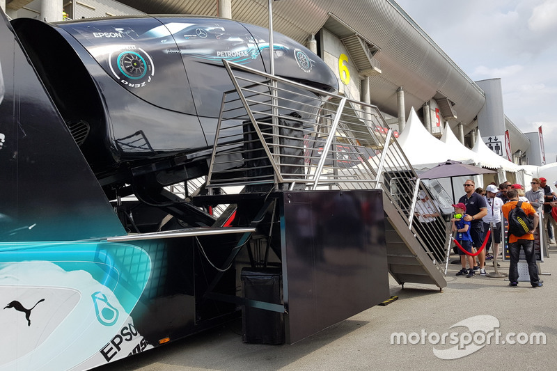 Mengitari satu putaran Silverstone bersama Lewis Hamilton