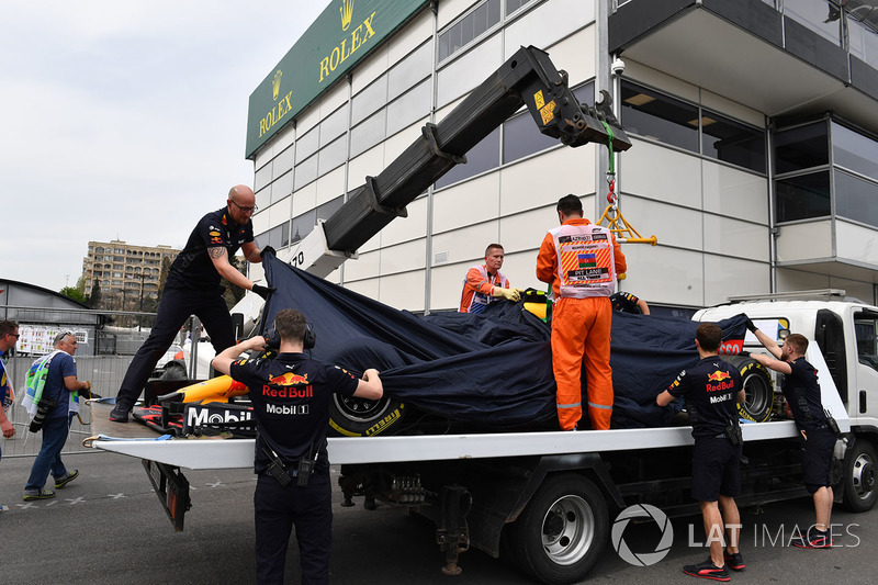 Mobil Max Verstappen, Red Bull Racing RB14 diangkut ke pit setelah kecelakaan