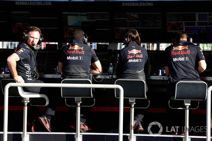 El director del equipo Christian Horner, Red Bull Racing, y el equipo de Red Bull en la pared del pit
