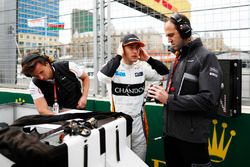 Stoffel Vandoorne, McLaren, op de grid met Tom Stallard, Race Engineer, McLaren