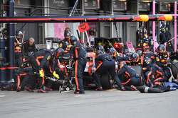 Daniel Ricciardo, Red Bull Racing RB14 pit stop