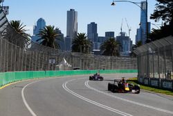 Daniel Ricciardo, Red Bull Racing RB14 Tag Heuer, leads Brendon Hartley, Toro Rosso STR13 Honda