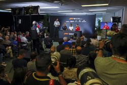 Una amplia vista de la Conferencia de prensa de pilotos con Daniel Ricciardo, Red Bull Racing, Lewis