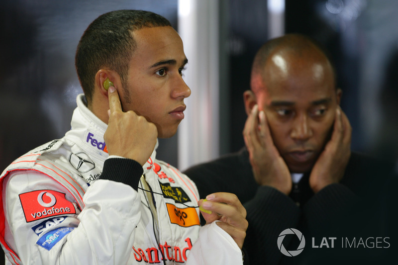 2007 - Hamilton perdeu o título por 1 ponto para Kimi Raikkonen. Sua imaturidade foi apontada por muitos como a causa de sua derrota. O pai do britânico, Anthony Hamilton, era também seu empresário e buscava proteger o filho dos deslumbramentos da F1 para ajudá-lo a focar nas pistas.