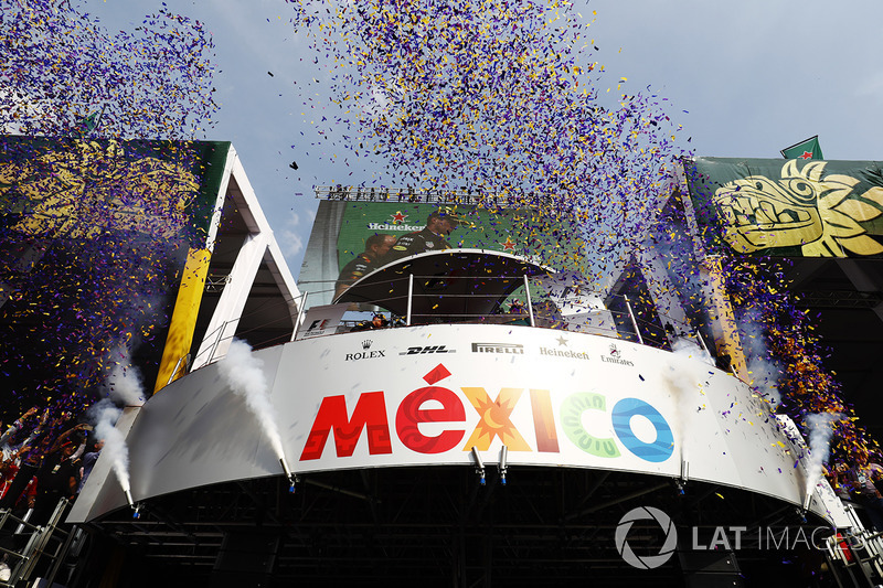 Podium: Ganador Max Verstappen, Red Bull Racing, segundo, Valtteri Bottas, Mercedes AMG F1, tercero, Kimi Raikkonen, Ferrari