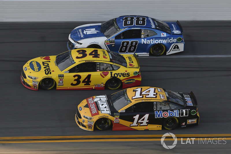 Michael McDowell, Front Row Motorsports Ford Fusion, Clint Bowyer, Stewart-Haas Racing, Rush Truck Centers/Mobil 1 Ford, Alex Bowman, Hendrick Motorsports Chevrolet Camaro