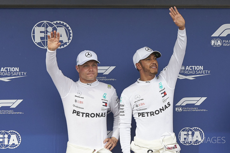 Valtteri Bottas, Mercedes AMG F1, y el poleman Lewis Hamilton, Mercedes AMG F1