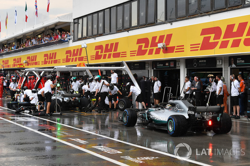 Valtteri Bottas, Mercedes-AMG F1 W09 e Lewis Hamilton, Mercedes-AMG F1 W09, pit stop