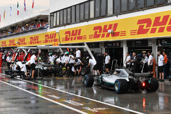 Valtteri Bottas, Mercedes-AMG F1 W09 e Lewis Hamilton, Mercedes-AMG F1 W09, pit stop