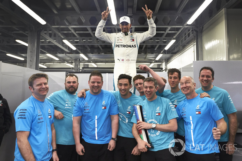 Lewis Hamilton, Mercedes AMG F1, 1st position, and the Mercedes team celebrate victory