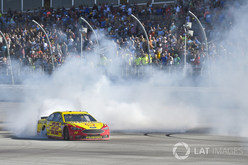 Pemenang balapan, Joey Logano, Team Penske, Ford Fusion Shell Pennzoil