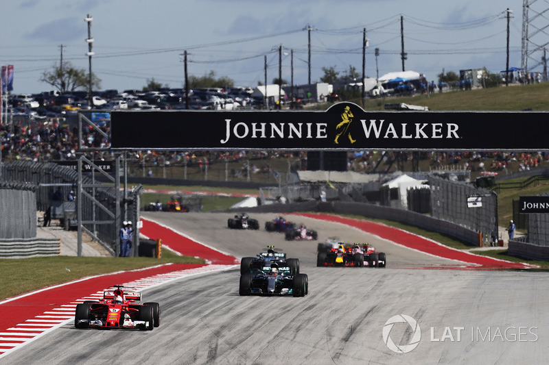 Sebastian Vettel, Ferrari SF70H, Lewis Hamilton, Mercedes AMG F1 W08, e Valtteri Bottas, Mercedes AMG F1 W08, nel primo giro della gara