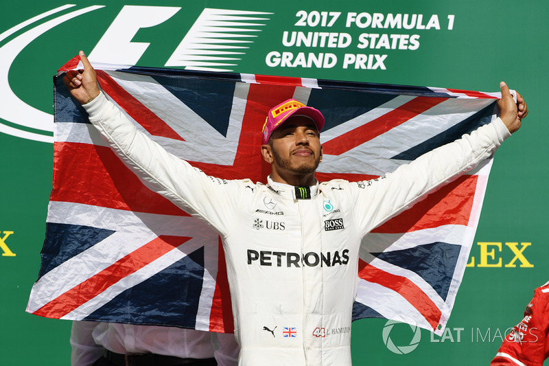Il vincitore della gara Lewis Hamilton, Mercedes AMG F1 festeggia sul podio con la bandiera britannica