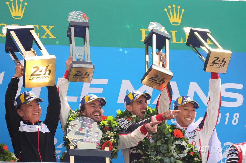 Podyum: Yarış galibi Sébastien Buemi, Kazuki Nakajima, Fernando Alonso, Toyota Gazoo Racing