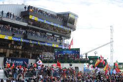 Genel klasman podyum: Yarış galibi Sébastien Buemi, Kazuki Nakajima, Fernando Alonso, Toyota Gazoo Racing, 2. Mike Conway, Kamui Kobayashi, Jose Maria Lopez, 3. Mathias Beche, Gustavo Menezes, Thomas Laurent, Rebellion Racing