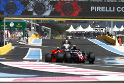 Kevin Magnussen, Haas F1 Team VF-18, Kimi Raikkonen, Ferrari SF71H
