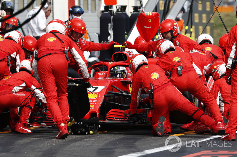 Kimi Raikkonen, Ferrari SF71H, masuk pit