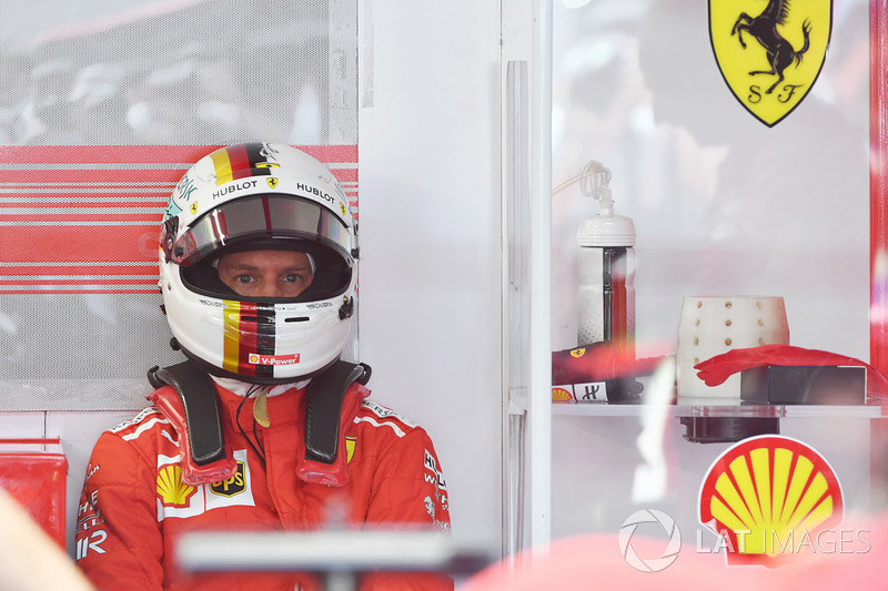 “Obviamente, Valtteri tentou recuperar sua posição, o que é justo, mas eu fiquei sem ter para onde ir – a curva era para a esquerda. Tentei reduzir, mas, com a pouca aderência, somente pude aumentar o raio da curva, o que significa que eu tive que, infelizmente, ter contato com Valtteri.”