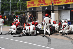 Charles Leclerc, Sauber C37 au stand