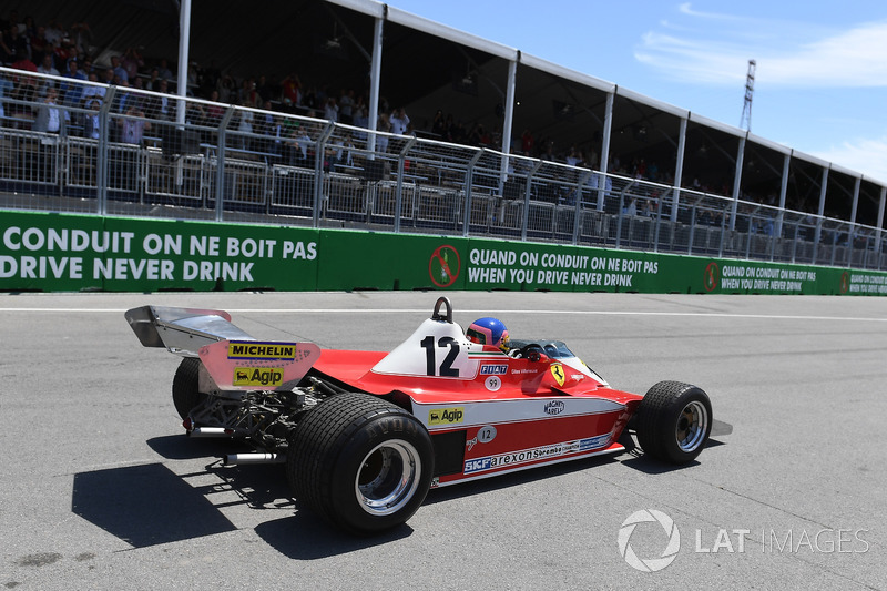 Jacques Villeneuve, conduce el Ferrari 312T3 en el cual su padre ganó el GP de Canadá de 1978