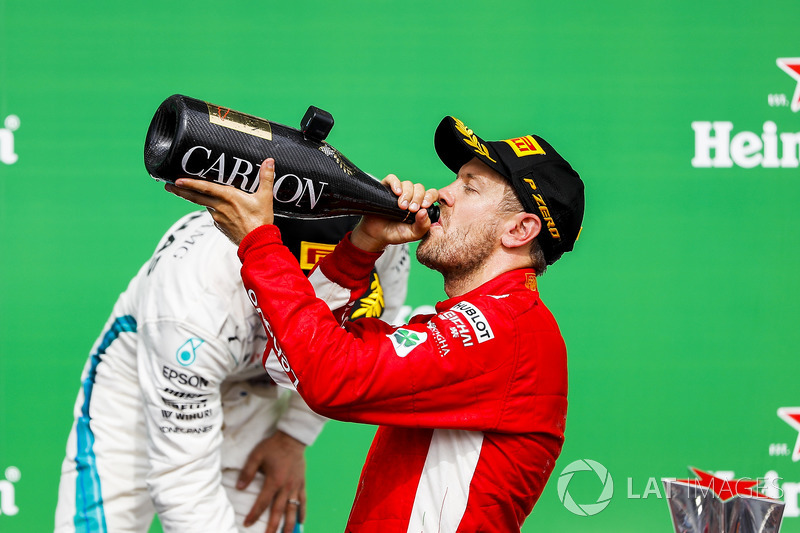 Sebastian Vettel, Ferrari, ganador en Canadá, bebe champagne en el podio