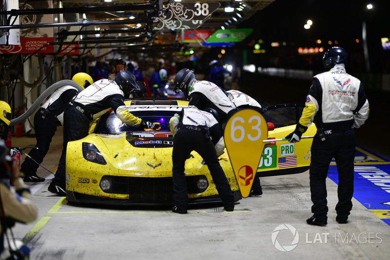 #63 Corvette Racing Chevrolet Corvette C7.R: Jan Magnussen, Antonio Garcia, Mike Rockenfeller, pit stop