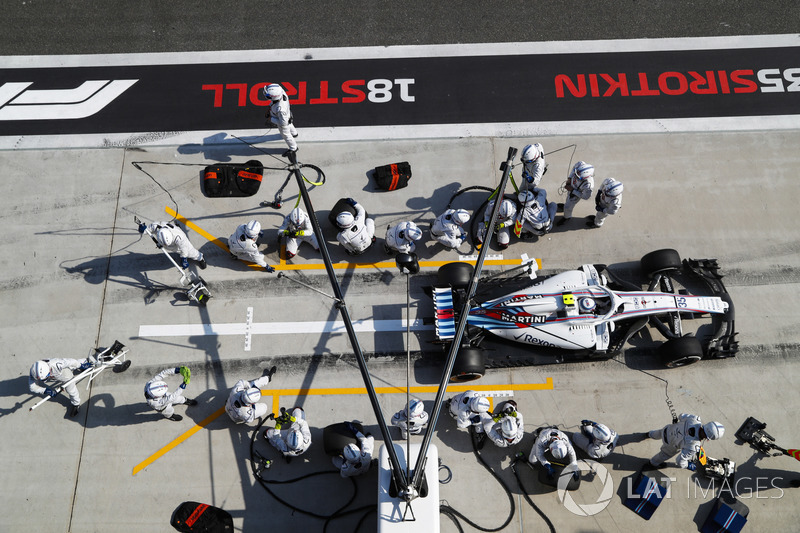 Sergey Sirotkin, Williams FW41 Mercedes, sale de pit box