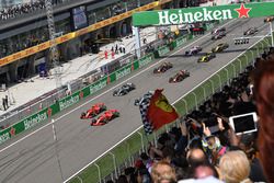 Старт гонки: Себастьян Феттель и Кими Райкконен, Ferrari SF71H