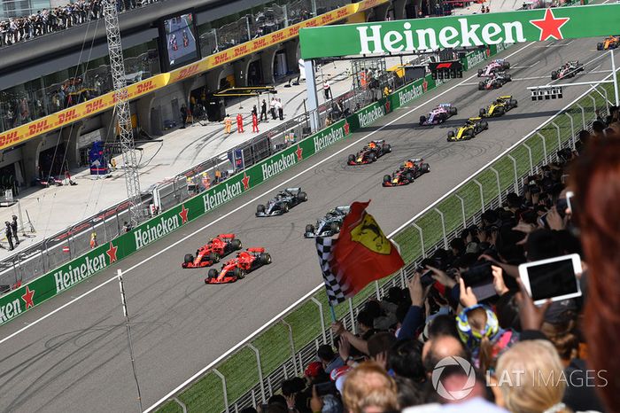 Sebastian Vettel, Ferrari SF71H precede a Kimi Raikkonen, Ferrari SF71H en la salida