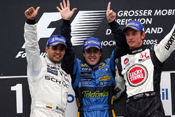 Podyum: 2. Juan Pablo Montoya, McLaren; yarış galibi Fernando Alonso, Renault ve 3. Jenson Button, BAR