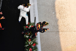 Race winner Daniel Ricciardo, Red Bull Racing and Valtteri Bottas, Mercedes-AMG F1 celebrate on the podium with the champagne