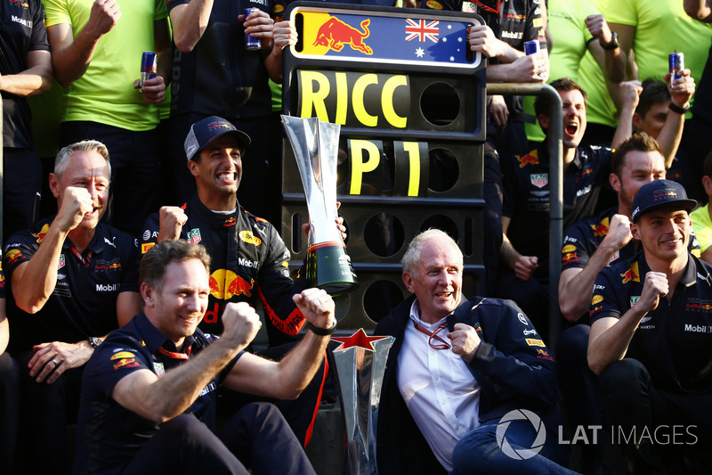 Le vainqueur Daniel Ricciardo, Red Bull Racing, Jonathan Wheatley, Team Manager, Red Bull Racing, Christian Horner, Team Principal, Red Bull Racing, Helmut Markko, Consultant, Red Bull Racing, Max Verstappen, Red Bull Racing, et l'équipe fêtent la victoire