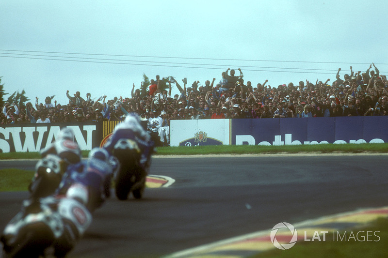 Crowd cheer on Wayne Gardner, Honda