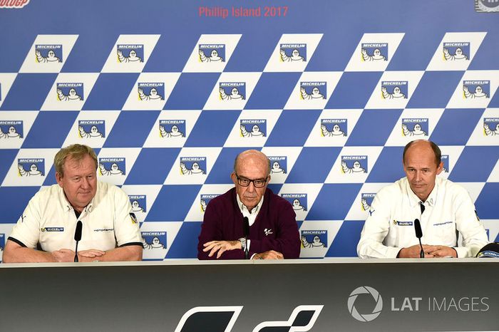 Carmelo Ezpeleta (centro) anuncia junto a Pascal Couasnon y Nicolas Goubert la renovación de Michelin hasta 2023