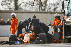 Marshals and team members recover the car of Fernando Alonso, McLaren MCL33